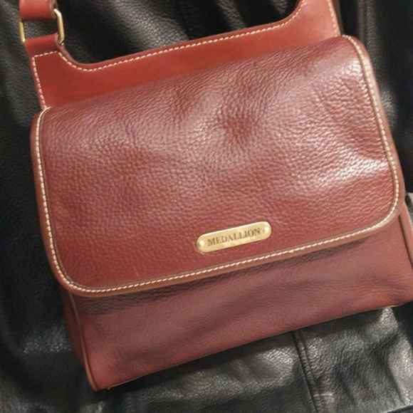 Wathne Medallion Brown Leather Crossbody Hipster - Picture 3 of 6